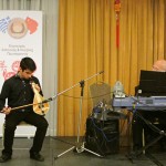 Ο Κ. Στεφανίδης παίζει κινεζική μουσική με λύρα